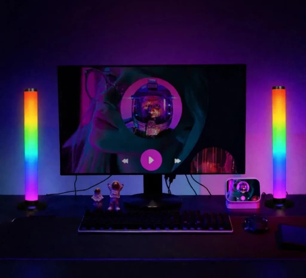 360-stupňová RGB stolná lampa reagujúca na zvuk s ovládaním cez aplikáciu a diaľkový ovládač