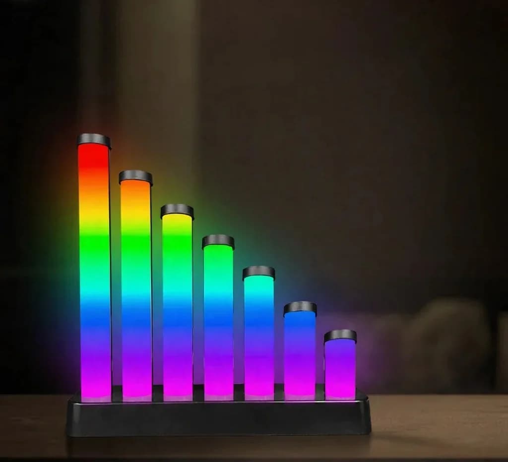 RGB LED stolová lampa reagujúca na zvuk s ovládaním cez aplikáciu